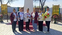Творческая память: мастер-класс «Гвоздика Победы» прошел для ершовских сельчан
