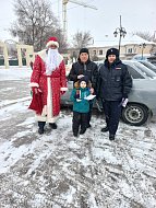 Сотрудники Госавтоинспекции по Ершовскому району присоединились к акции «Полицейский Дед Мороз»