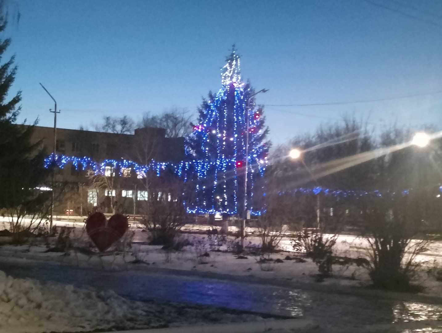 На центральной площади Ершова зажглась огнями главная елка города —  «Степной край», новости