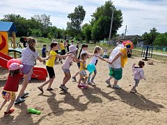 В Ершовском районе в «день детей» открыли детские игровые площадки