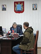 С насущными вопросами к главе Ершовского района Константину Мызникову на прием обратились 12 человек