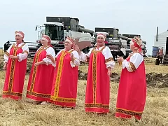 Ершовские культработники устраивают концерты для хлеборобов прямо в полях