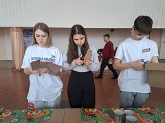 Ершовские активисты изготовили блиндажные свечи для участников СВО
