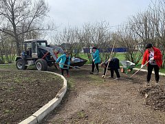 Жители ершовского села провели субботник у памятника Воину-Освободителю