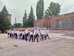 В День Государственного флага российский триколор пронесла по улицам города молодежь Ершова