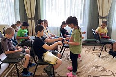 В Ершовском реабилитационном центре ребят знакомили с профессиями врача, водителя, продавца и повара