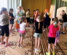 В День защиты детей ребята Ершовского реабилитационного центра принимали гостей и подарки