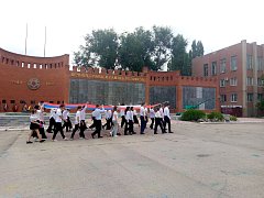 В День Государственного флага российский триколор пронесла по улицам города молодежь Ершова