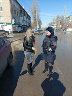 С цветами вместо протоколов на дороги города вышли автоинспекторы Ершовского района