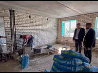 Глава Ершовского района Константин Мызников контролирует ход ремонтных работ на ул. Космонавтов