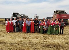 Ершовские культработники устраивают концерты для хлеборобов прямо в полях