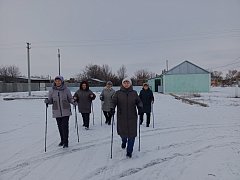 Ершовские сельчане с удовольствием шагают по намеченному маршруту со скандинавскими палками