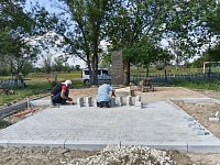 В ершовском селе ведутся работы по благоустройству территории у памятника