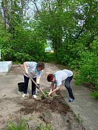 «Серебряные» волонтеры Ершовского района провели акцию «Чистый обелиск»