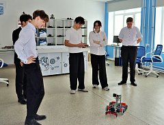 Юные знатоки трех районов встретились в «IT-КУБ.Ершов» на межмуниципальной интеллектуальной игре «Что? Где? Когда?»