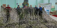 Жители Ершовского района плетут маскировочные сети для фронта