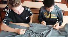 В стенах учебных мастерских Ершовского агролицея шьют нательное белье для бойцов СВО