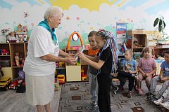 «Серебряный» волонтер поздравила ершовских дошкольных работников и воспитанников с праздником