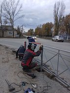 В Ершове возле школы №3 установлены новое ограждение и световой проектор на пешеходный переход
