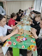 На мастер-классе в Ершовском РДК школьники познакомились с традиционной глиняной лепкой