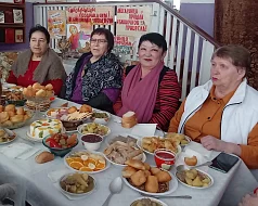 У ершовцев на праздничном столе русские блины соседствовали с пышными казахскими баурсаками