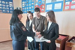 В день своего профессионального праздника оперуполномоченный ГЭБиПК ОМВД встретилась с учениками школы г. Ершова