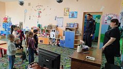 О безопасности — из первых уст: ершовские полицейские напомнили детям главные правила безопасности