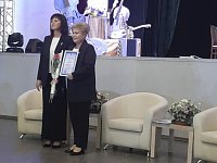 Преподавателю школы искусств г. Ершова вручили денежную премию на региональном форуме