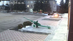 Ершовские девочки-«гурманы» пожарили сосиски на пламени Вечного огня