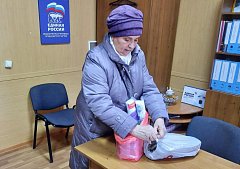 Жительница Ершова вяжет носки для солдат, участвующих в спецоперации
