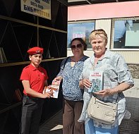 В преддверии Дня Победы библиотекари провели в Ершове акцию «Георгиевская ленточка-2025»