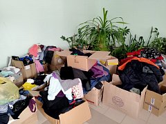 В фойе Ершовского районного Дома культуры нуждающиеся могут выбрать себе одежду и обувь