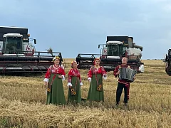 Ершовские артисты пели в поле для хлеборобов