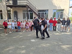 В Ершове в летнем лагере школы № 3 состоялась «Зарядка со стражем порядка»