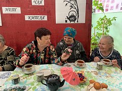 Ершовские сельчане в Международный день чая устроили чайные посиделки