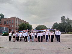 В День Государственного флага российский триколор пронесла по улицам города молодежь Ершова