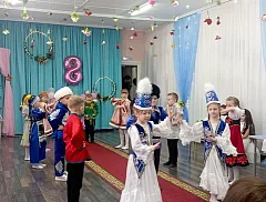 Супермамы и супердочки: в Ершове прошел праздник нежности, творчества и семейного тепла