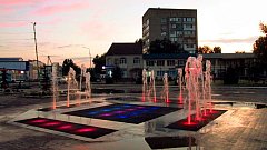 Место встреч, романтических прогулок, детского смеха и отдыха для всей семьи — это все про ершовскую площадь с фонтаном