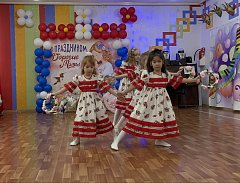 В детском саду «Василек» города Ершова прошел праздничный утренник, посвященный Дню матери и празднику осени