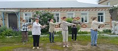 «Как не навредить себе солнцем, воздухом и водой» — в клубе «Здоровый образ жизни» в ершовском селе прошла профилактическая беседа