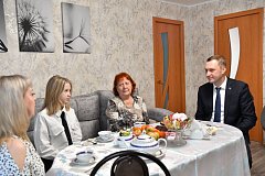 Губернатор области Роман Бусаргин заехал в гости к семье мобилизованного ершовца