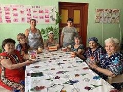 Ершовские сельчанки на мастер-классе учились дарить «вторую жизнь» старым вещам