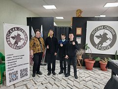 Ершовские школьники помогали «Русской общине» плести масксети