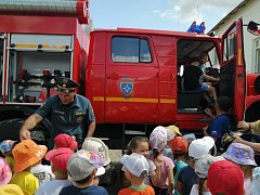 Ершовским дошкольникам на практике показали, как вести себя во время эвакуации при пожаре