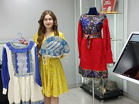 Мастерица из Тамбова передала в ершовский музей уникальную коллекцию костюмов ручной работы