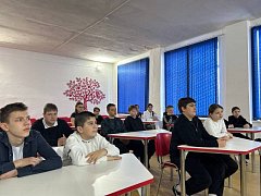 Ершовский полицейский провел профилактическую беседу с подростками