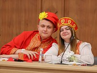 Президент России Владимир Путин поздравил молодоженов с Днем семьи