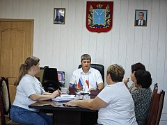 По поручению губернатора глава Ершовского района Константин Мызников провел прием граждан