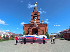 День Государственного флага России: юные активисты Ершова приняли участие в патриотической акции