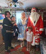 Полицейский Дед Мороз продолжает дарить подарки ершовским ребятам